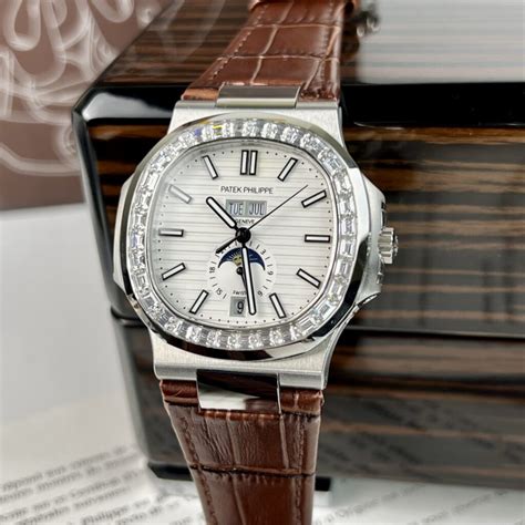 Đồng hồ Patek Philippe Nautilus 5722G Rep 11 đính đá baguette .